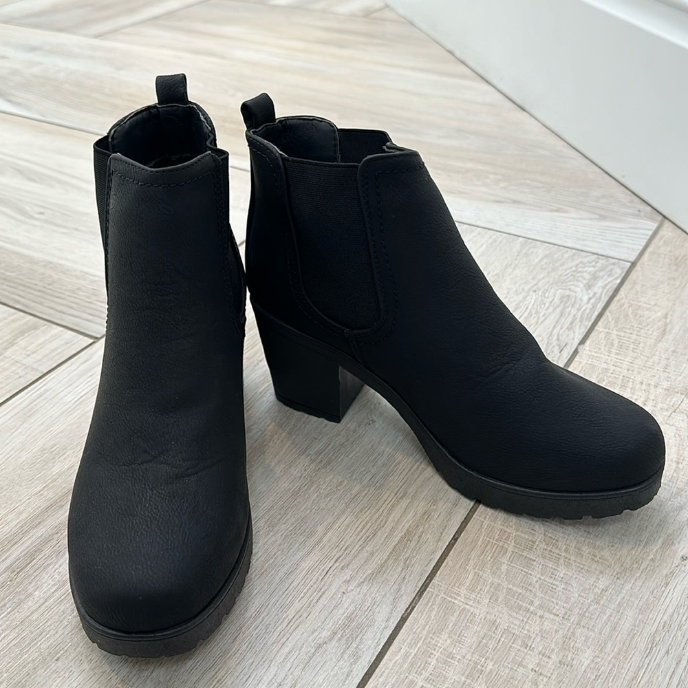 Boohoo Chunky Cleated Heel Chelsea Boots, Black, size 6